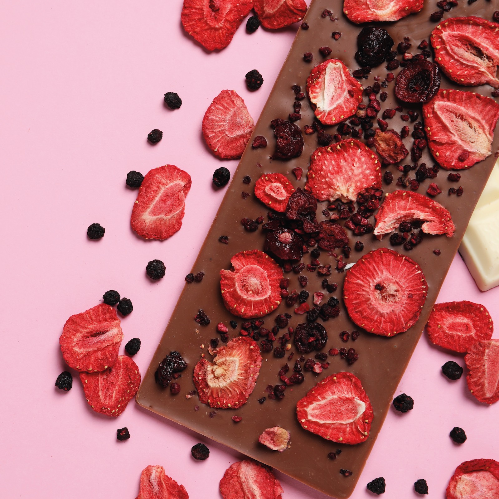 Lambada - Tabletă ciocolată cu lapte și căpșuni 100G 2